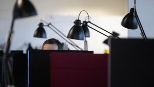 Mann arbeitet in einem Büro