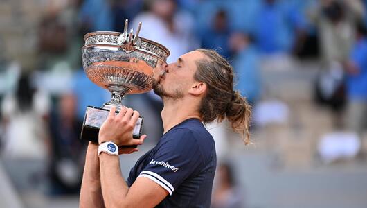 Endlich am Ziel: Alexander Zverev nach seinem Sieg bei den French Open mit der begehrten Trophäe.