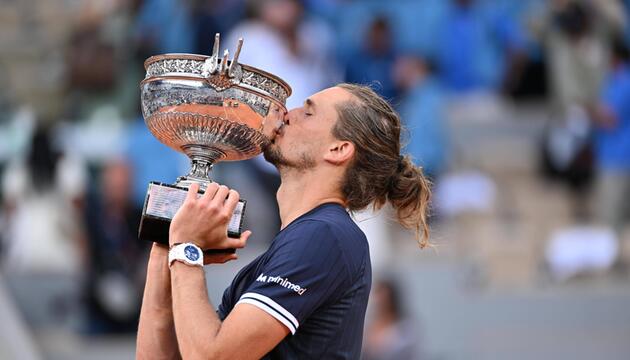 Endlich am Ziel: Alexander Zverev nach seinem Sieg bei den French Open mit der begehrten Trophäe.