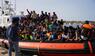 Ein Schiff voller Flüchtlinge kommt in Italien an.