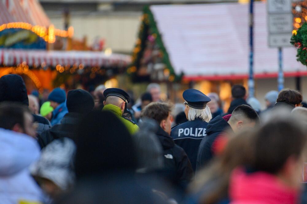 Buden öffnen auf dem Magdeburger Weihnachtsmarkt