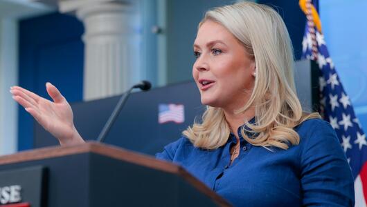 Karoline Leavitt spricht im Weißen Haus.