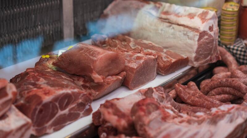 Verschiedenes Fleisch liegt in der Theke von einer Metzgerei.