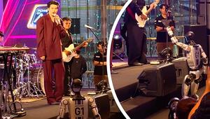 Hightech-Groupie: Roboter tanzt beim Livekonzert in Bangkok mit der Menge