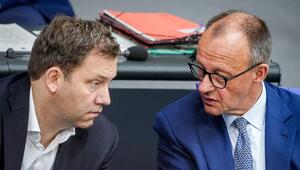 Lars Klingbeil (SPD) und Bundeskanzler Friedrich Merz (CDU) im Bundestag