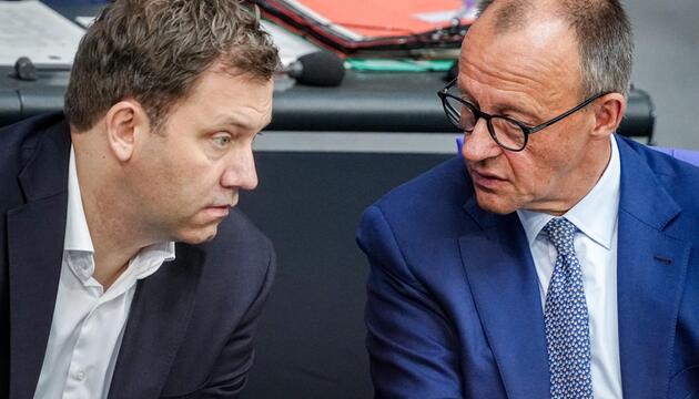 Lars Klingbeil (SPD) und Bundeskanzler Friedrich Merz (CDU) im Bundestag