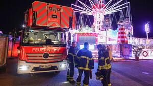 Menschen hingen im Kettenkarussell auf Hamburger Dom fest