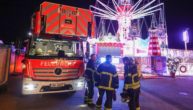 Menschen hingen im Kettenkarussell auf Hamburger Dom fest