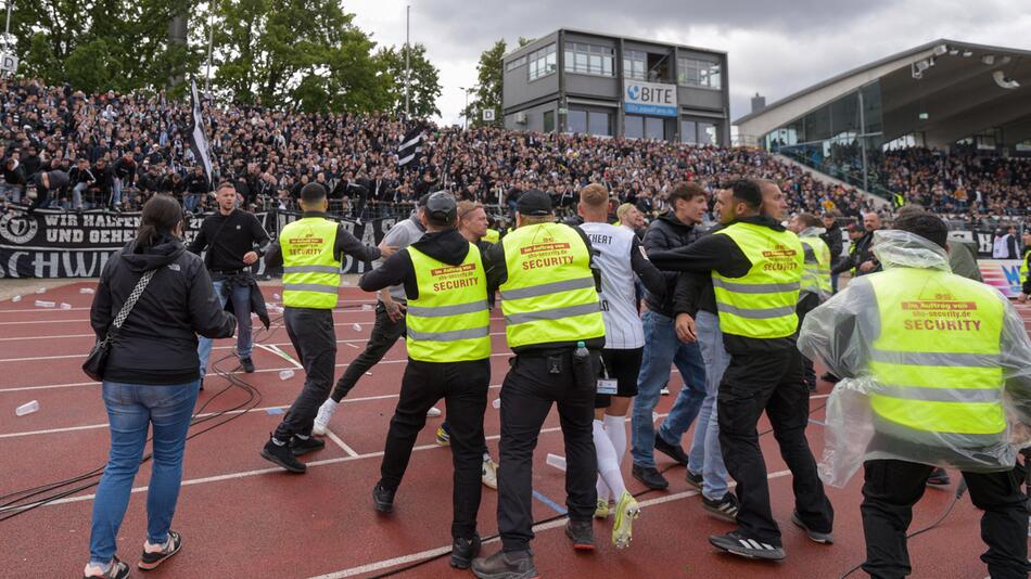 Die Ordner halten Anhänger des SSV Ulm zurück.