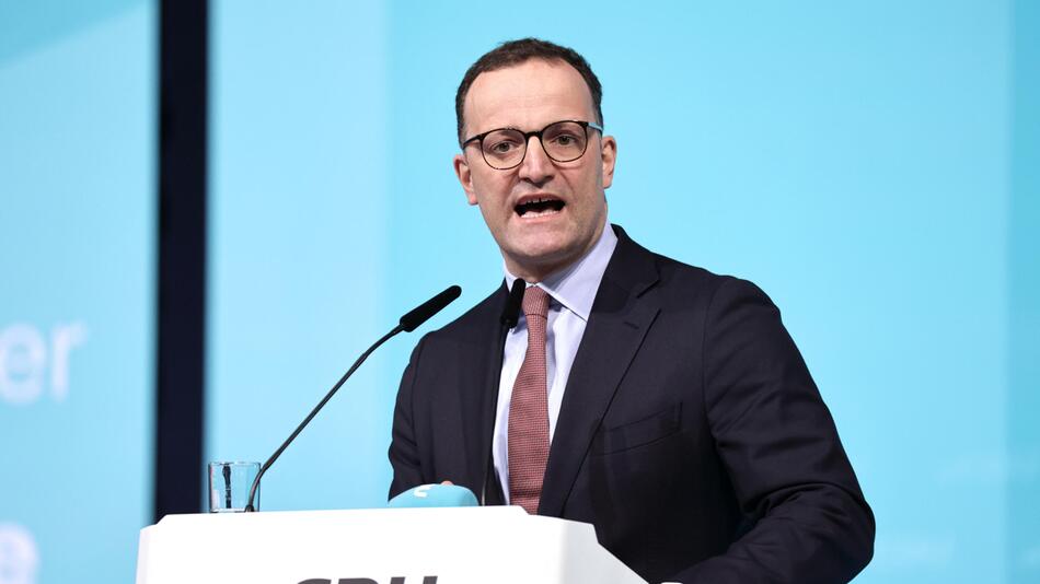 Jens Spahn spricht am Rednerpult.
