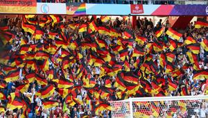 Deutsches Fahnenmeer beim Spiel der DFB-Frauen gegen Dänemark