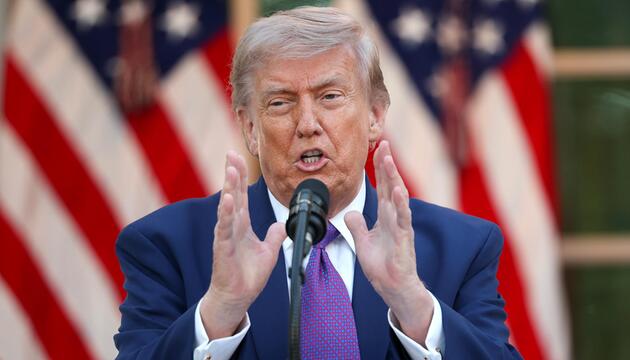 Foto von Donald Trump bei einer Rede im Rosengarten des Weißen Hauses