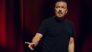 Ricky Gervais in seinem Metier auf der Bühne während einer Stand-up-Performance.