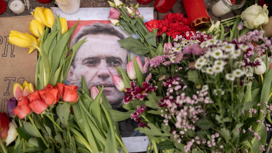 Blumen, Kerzen und Bilder vor dem russischen Generalkonsulat in Frankfurt
