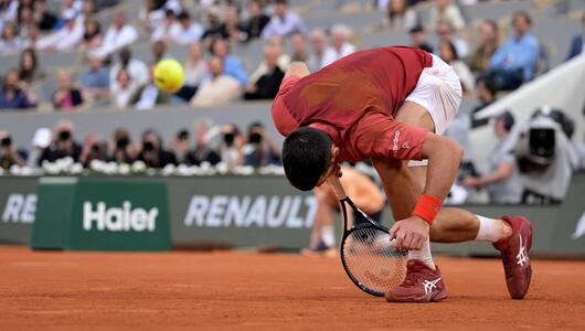 Novak Djokovic fällt im Duell mit Francisco Cerundolo zu Boden