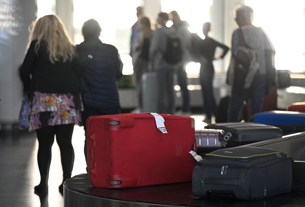 Ferien-Reiserückkehrer am Kölner Flughafen