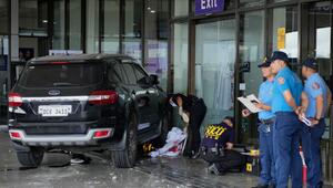 Auto fährt in Menschen am Flughafen Manila
