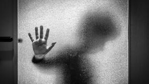 Eine Kinderhand auf der Rückseite einer Glastür