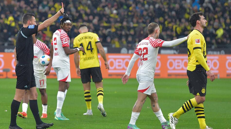 Jochen Drees zeigt Mats Hummels (Borussia Dortmund) die rote Karte.