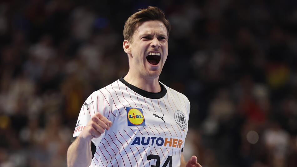 Handball-Nationalspieler Rune Dahmke feiert ein Tor gegen Ungarn