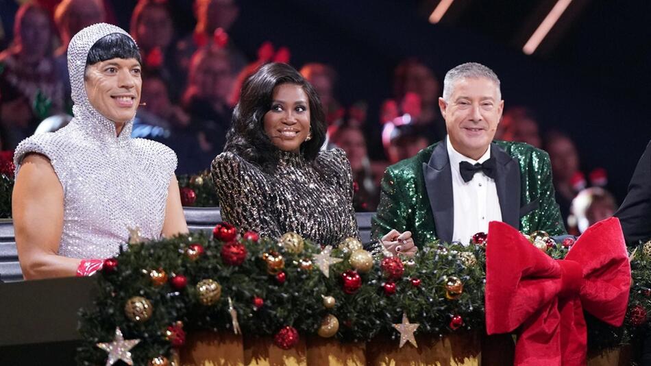 In der Jury der Weihnachtsshow sitzt das bekannte "Let's Dance" Trio (v.li.) Motsi Mabuse, Jorge ...