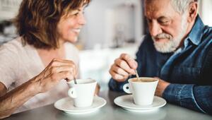 Älterer Mann und ältere Frau beim Kaffeetrinken.