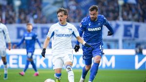 Herthas Michal Karbownik im Zweikampf mit Philipp Förster vom KSC.