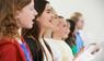Schulkinder singen