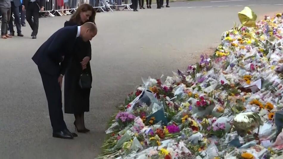 William betrachtet sich mit seiner Gattin Kate das Blumenmeer zu Ehren der Queen