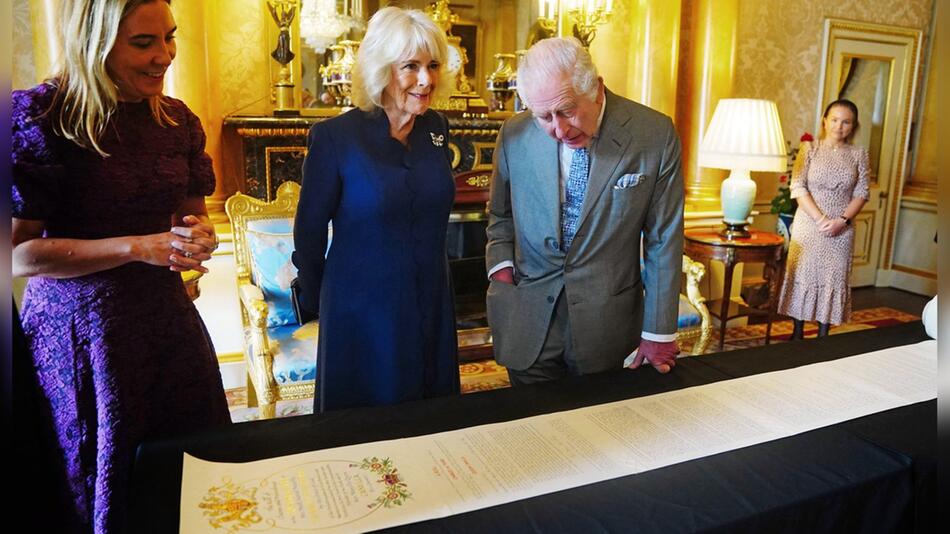 Camilla und Charles nehmen die Coronation Roll in Augenschein.