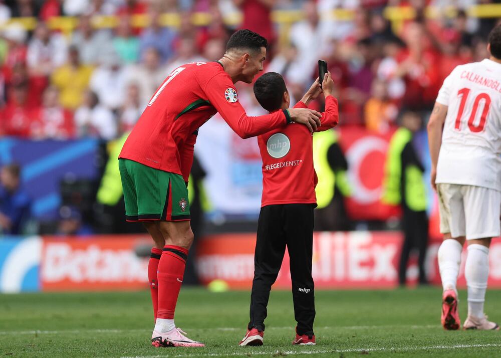 Cristiano Ronaldo und der junge Flitzer beim gemeinsamen Selfie.