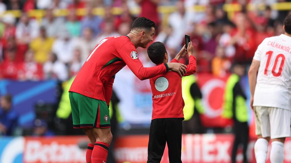 Cristiano Ronaldo und der junge Flitzer beim gemeinsamen Selfie.