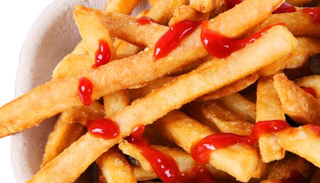Pommes mit Ketchup