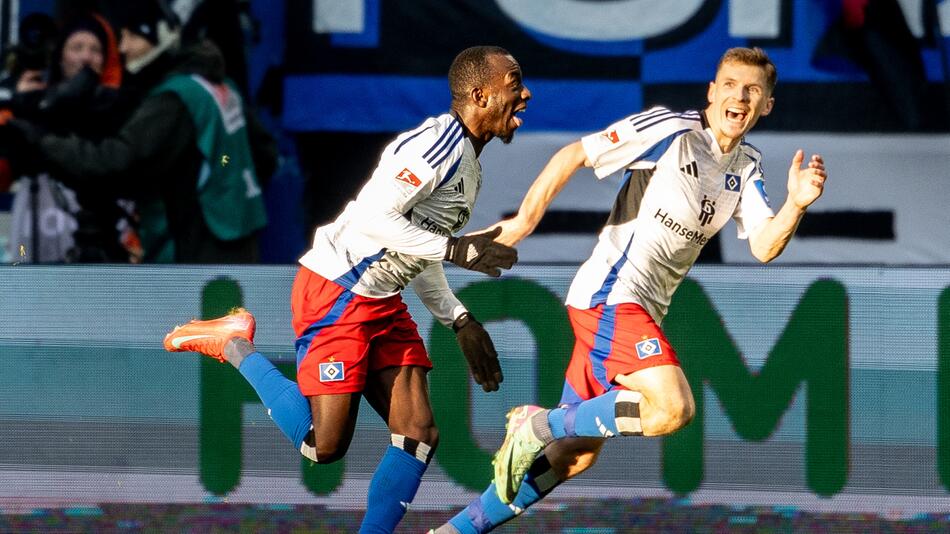 Jean Luc Dompé feiert seinen Treffer zum 2:2 für den HSV.