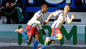 Jean Luc Dompé feiert seinen Treffer zum 2:2 für den HSV.