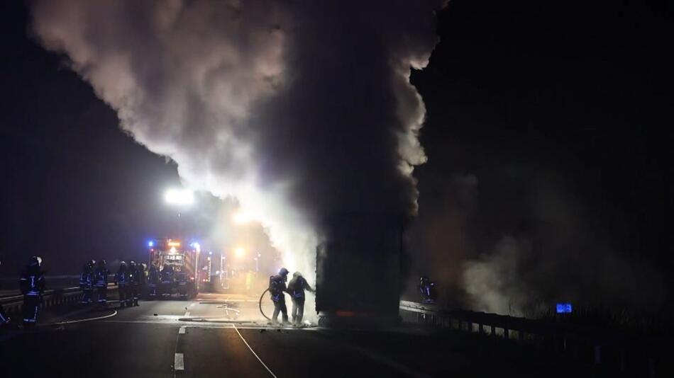 Tausende Dosen Energydrinks in Flammen - A 45 zeitweise voll gesperrt