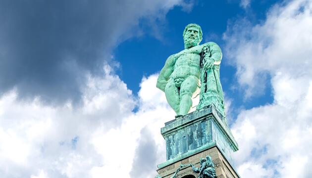 Herkules-Statue in Kassel unter blauem Himmel. 