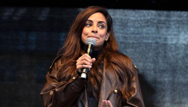 Collien Fernandes auf einer Demonstration in Hamburg.