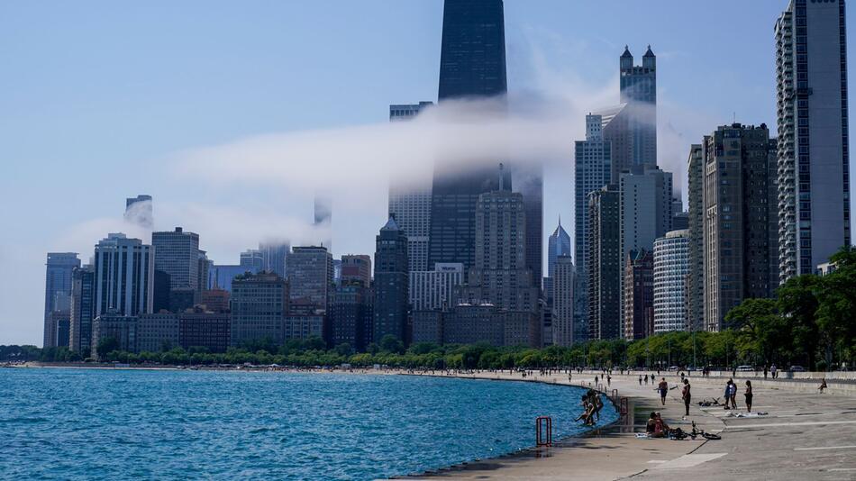Die Skyline von Chicago wird durch den Nebel vom Michigansee verdeckt.