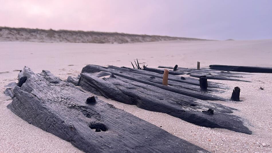 Historisches Schiffswrack an Sylter Strand freigespült