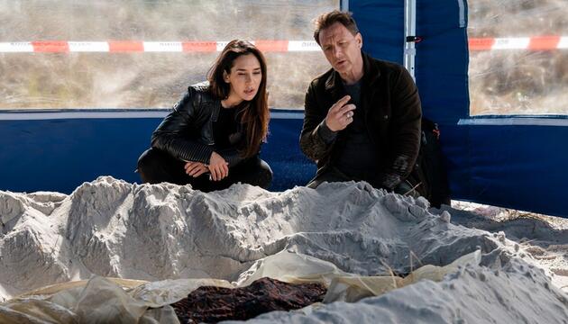 "Dünentod - Ein Nordsee-Krimi": Ceylan (Yasemin Cetinkaya) und Tjark (Hendrik Duryn) ermitteln.