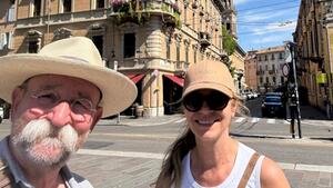 Horst Lichter zeigt Pärchenfotos aus dem Urlaub
