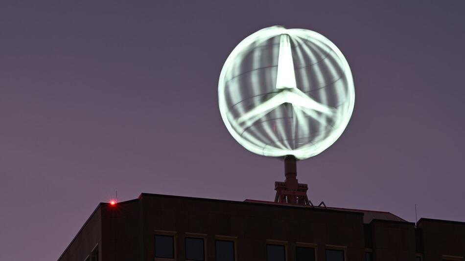 Mercedes Stern auf ehemaliger Zentrale soll abgebaut werden