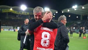 Friedhelm Funkel freut sich mit Jean Zimmer über den Halbfinalsieg im DFB-Pokal in Saarbrücken