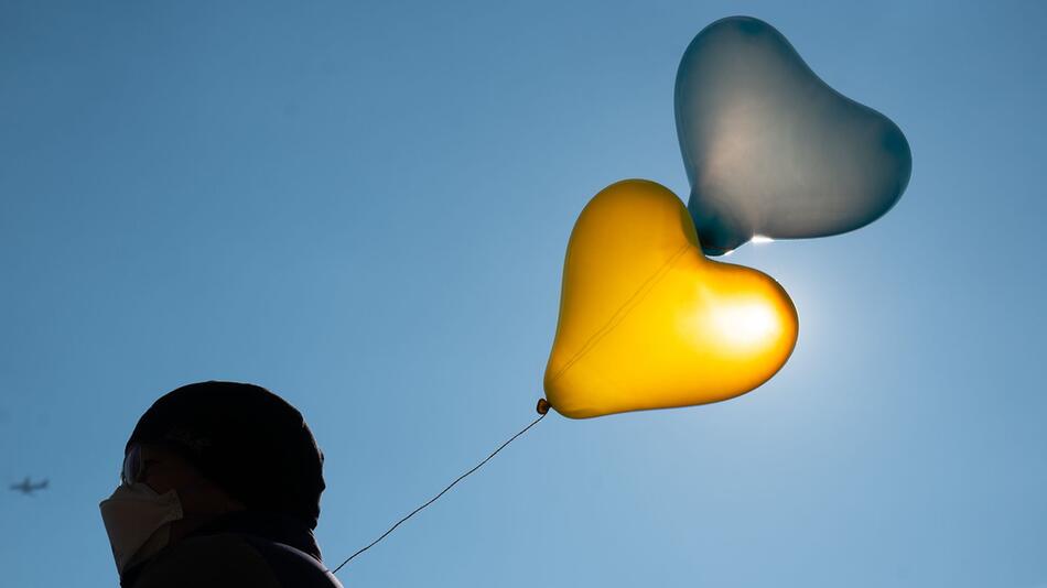 Luftballons in den Farben der Ukraine