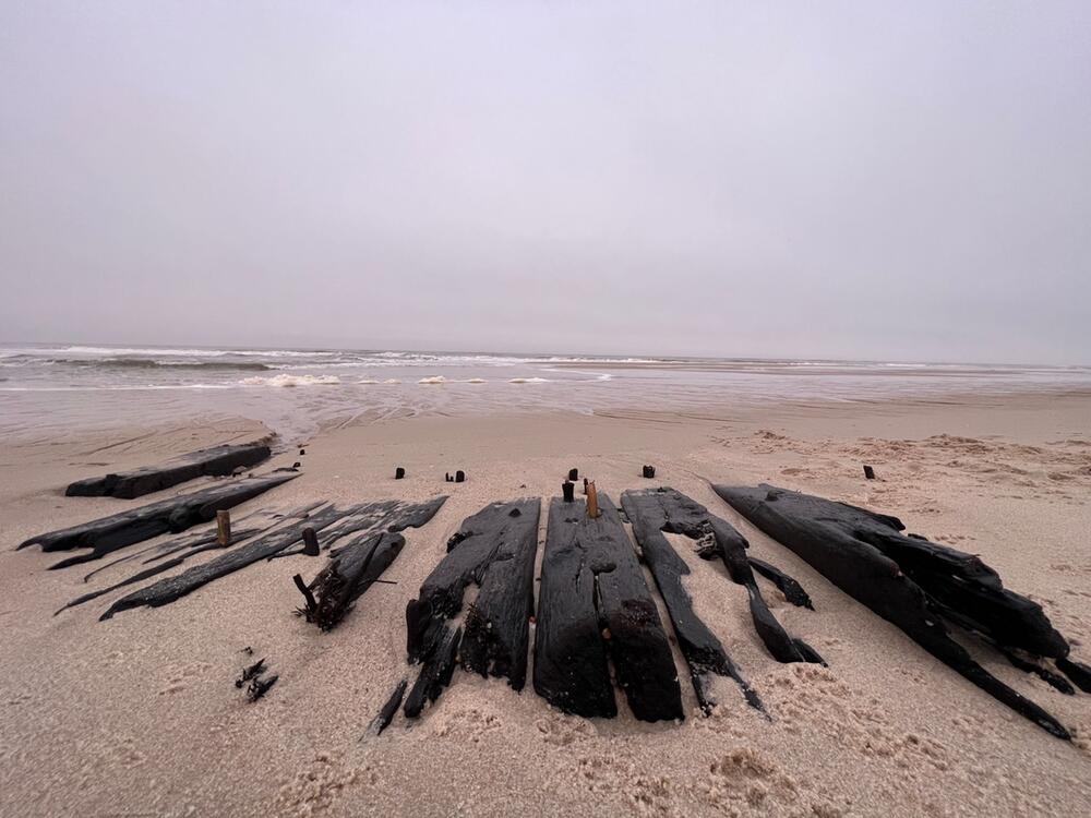 Historisches Schiffswrack an Sylter Strand freigespült