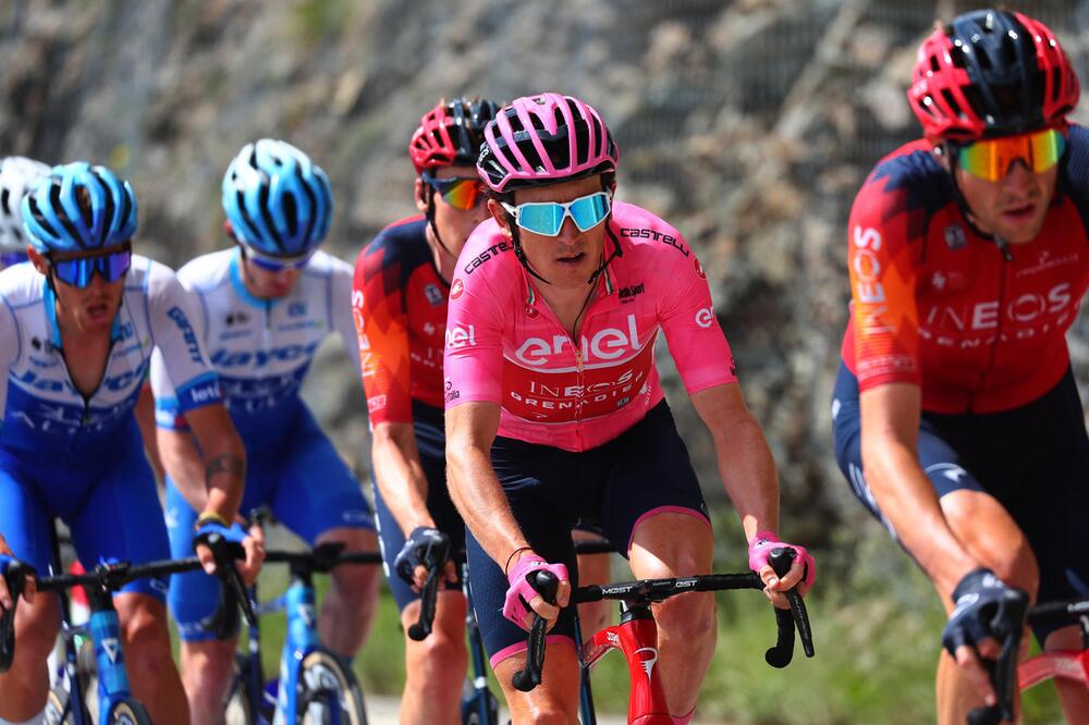 Der im Giro d'Italia führende Geraint Thomas radelt im Pulk am 26. Mai 2023 durch die Dolomiten