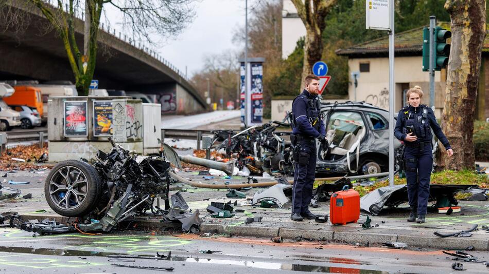 Auto überschlägt sich in Düsseldorf