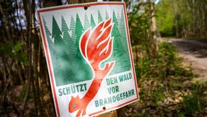 Schild mit der Aufschrift "Schütz den Wald vor Brandgefahr"