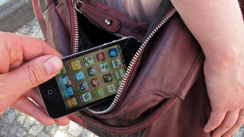 Handy wird aus Tasche geklaut